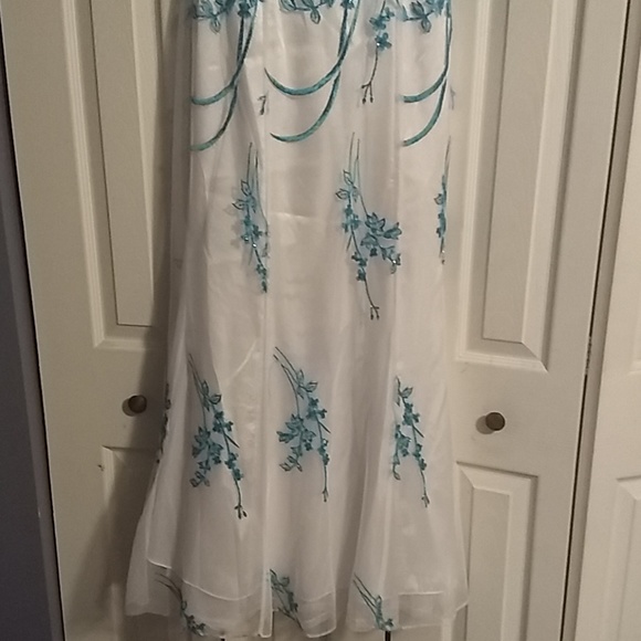 Dress - Picture 4 of 8